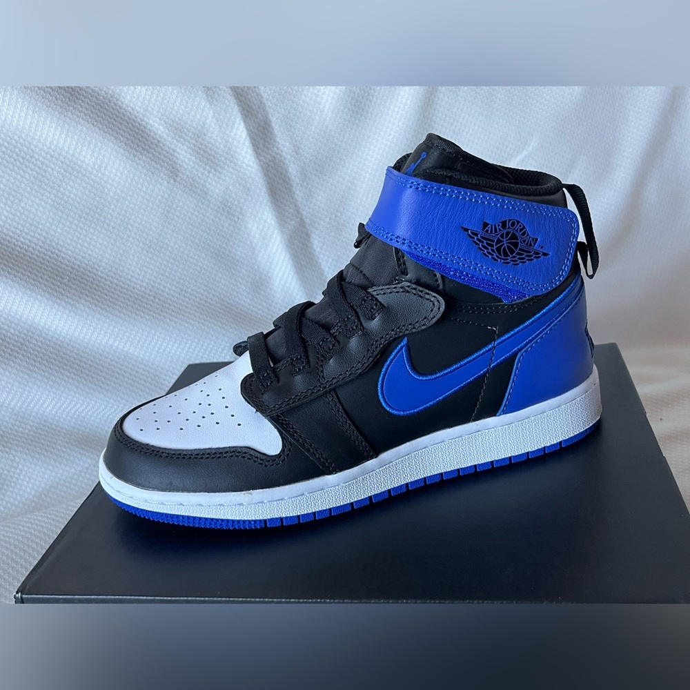 Air Jordan 1 hi flyease - kids size 4.5y